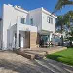Moderne- Geraeumige Ferienvilla By Interhome * Αγία Νάπα