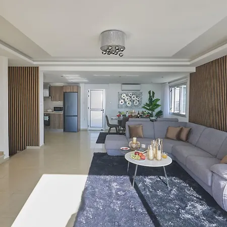 Prázdninový dům Moderne- Geraeumige Ferienvilla By Interhome